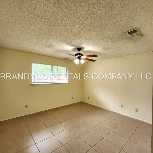 Building Photo - 1901 Dickens Dr