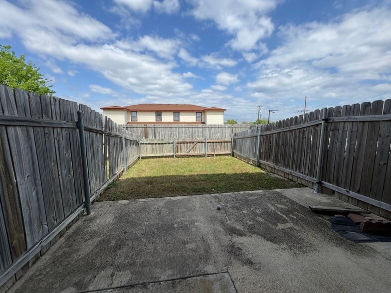 Building Photo - 1607 Dugger Cir