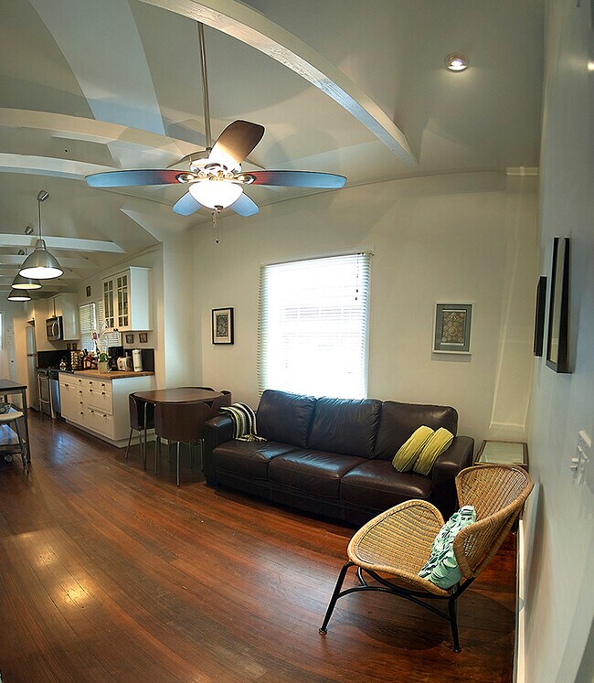 Living room - 252 Market St