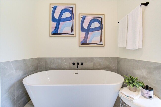 Building Photo - 6121 Pacific Frst Dr