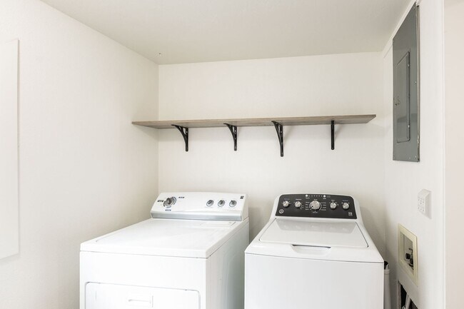 Building Photo - Newly Remodeled 3 Bed + Office, 1 Bath home in Rexburg, Fully fenced yard