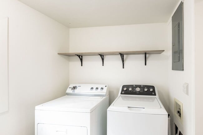 Building Photo - Newly Remodeled 3 Bed + Office, 1 Bath home in Rexburg