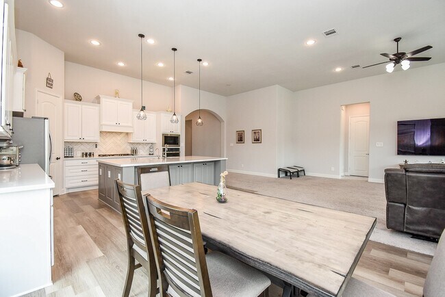 Building Photo - 28903 Creekside Bend Dr