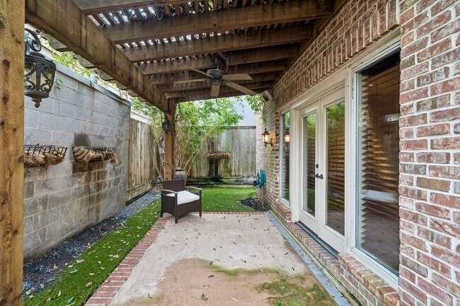 Building Photo - 2024 Vermont St