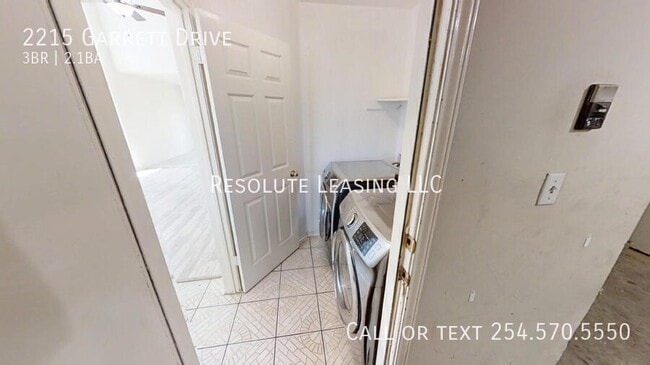 Building Photo - 2215 Garrett Dr
