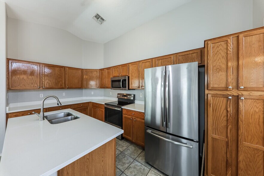 Building Photo - 13748 W Keim Dr