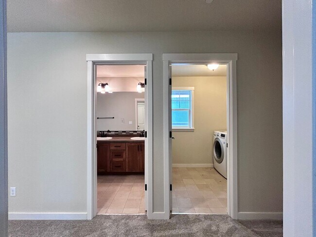 Building Photo - Incredibly Large 4 Bed 2.5 Bath Charmer!