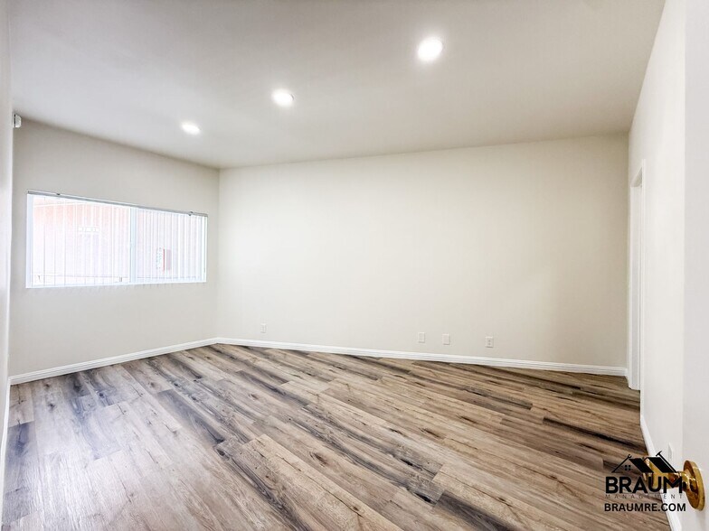 Building Photo - 11459 Collins St