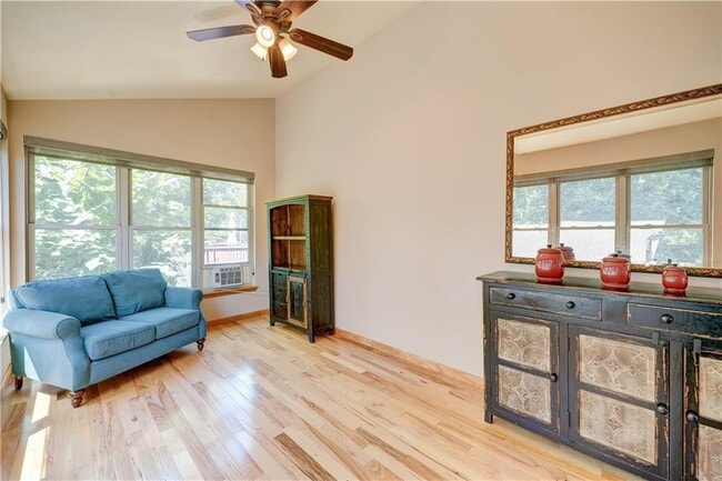 Building Photo - 495 Chicory Dr E
