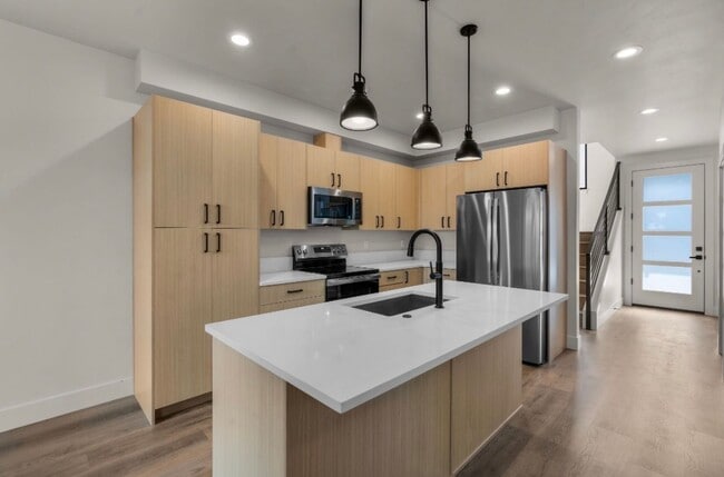 Building Photo - Pristine BRAND NEW Modern 2-bd/2-bath Condo in Redmond, OR!