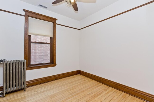 Building Photo - 3 bedroom in Chicago IL 60613