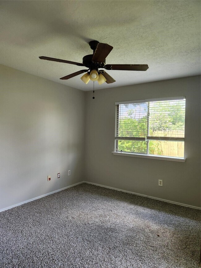 Building Photo - 1900 Old Creek Dr