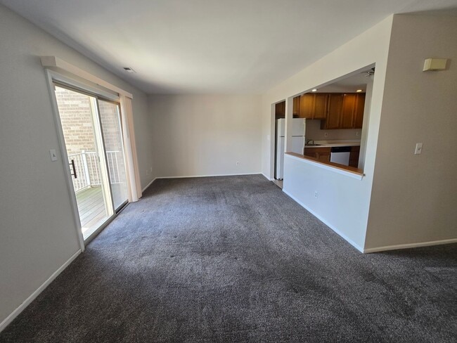 Building Photo - Commuter's delight! Freshly painted, 2-bed...