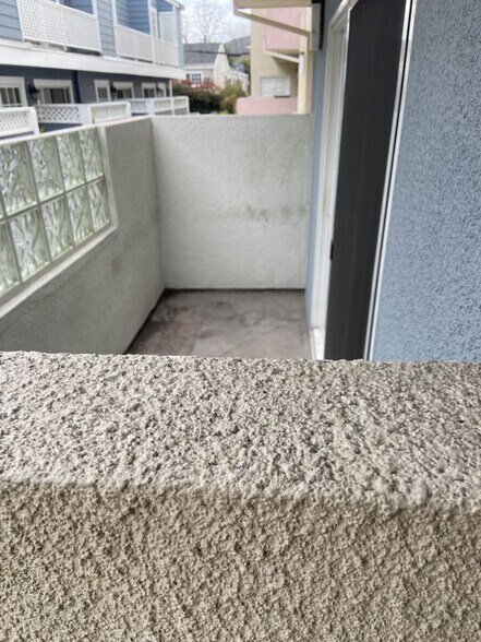 Building Photo - 10920 Moorpark