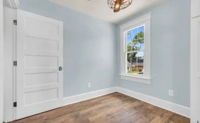 Building Photo - Gorgeous 3/2 Located 1 Block From Downtown Greenville!