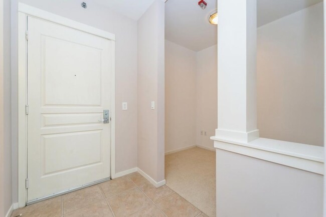 Building Photo - Ellington - 1 bedroom + den