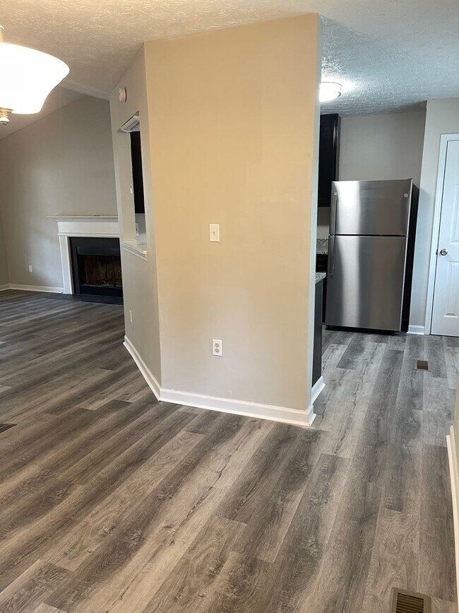 Building Photo - Split level home