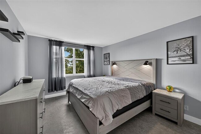 Building Photo - 1800 N Andrews Ave