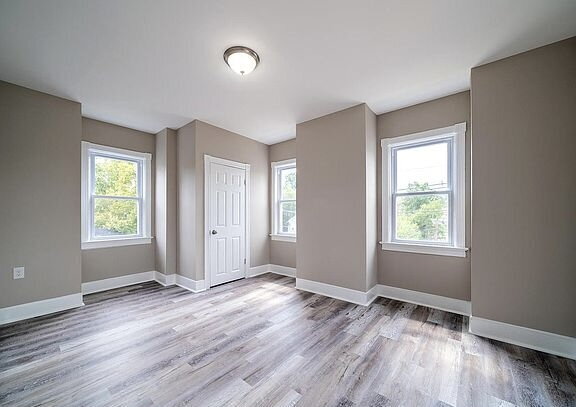 Building Photo - "Charming 3-Bedroom Haven with Elegant Gra...