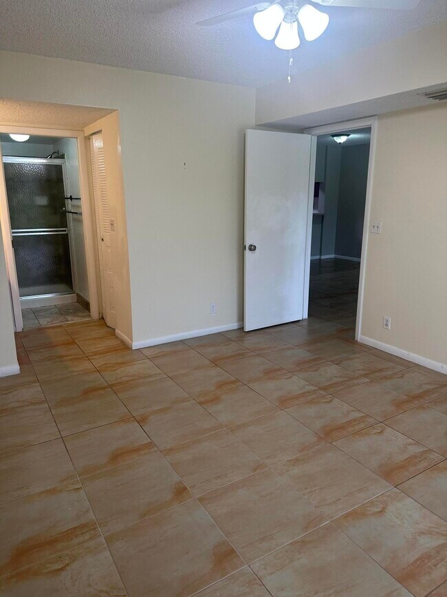 Building Photo - 4692 Lucerne Lakes Blvd