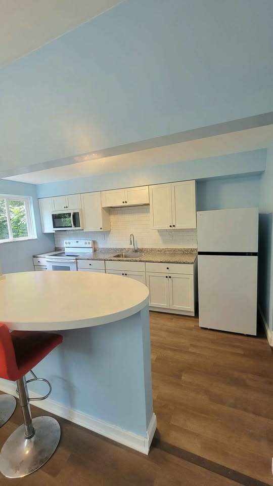 Kitchen open to dining rm - 1003 Middle Rd