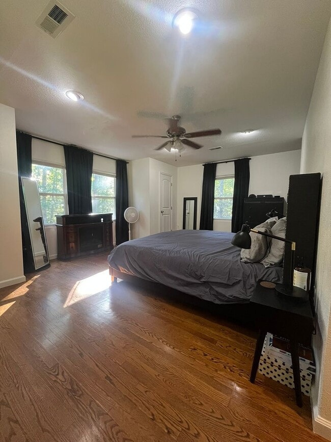 Building Photo - Gorgeous private home in Altavista!