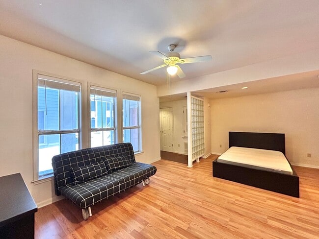 Building Photo - Cozy Studio Near the University – Fireplac...