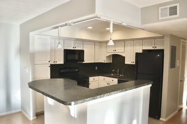 Building Photo - 416 Highwood Dr