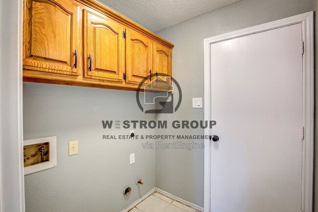 Building Photo - 3914 Meadow Dr