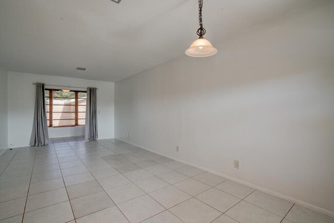 Building Photo - 2111 NE 1st Ct