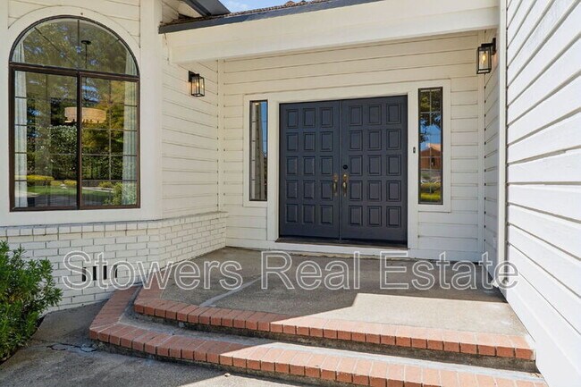 Building Photo - 1121 Douglas Ct