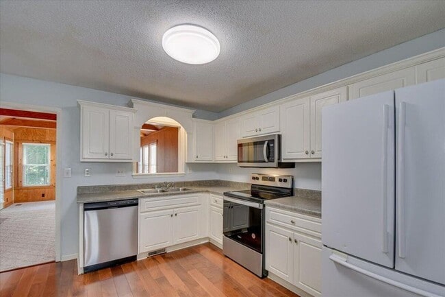 Building Photo - BEAUTIFUL WATERFRONT TOWNHOME