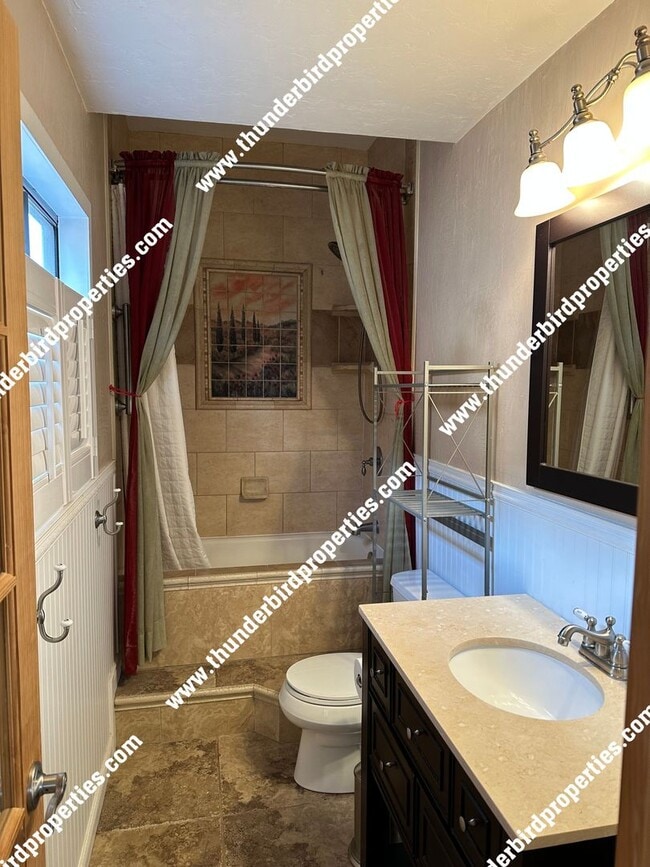 Building Photo - Gorgeous NE Heights Home