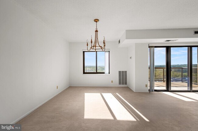 Building Photo - 307 Yoakum Pkwy