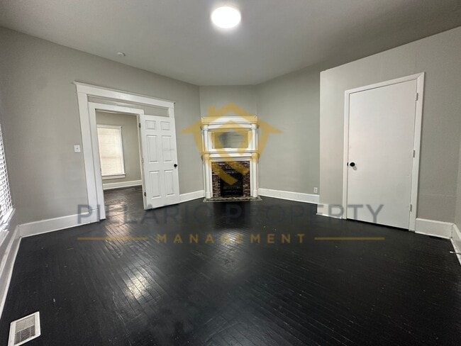 Building Photo - Charming 2-Bedroom Home with Modern Finish...