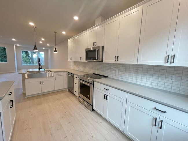 Building Photo - 3bd/3.5ba Shoreline Townhome