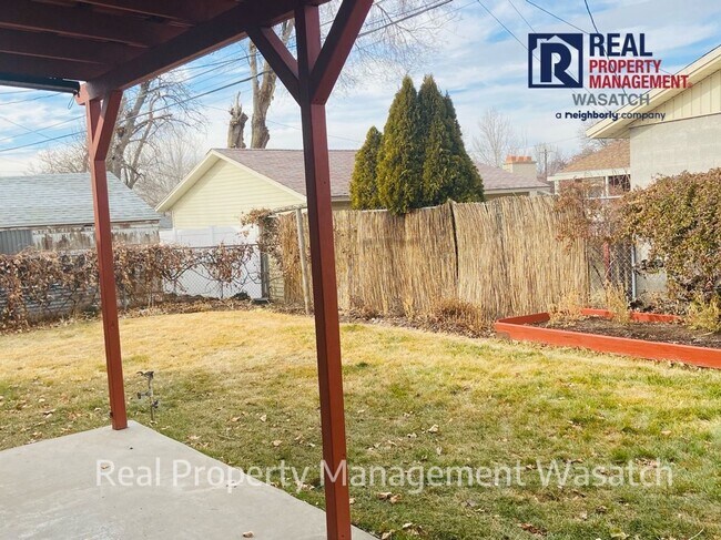 Building Photo - SUPER CUTE SINGLE FAMILY HOME IN MILLCREEK!!!