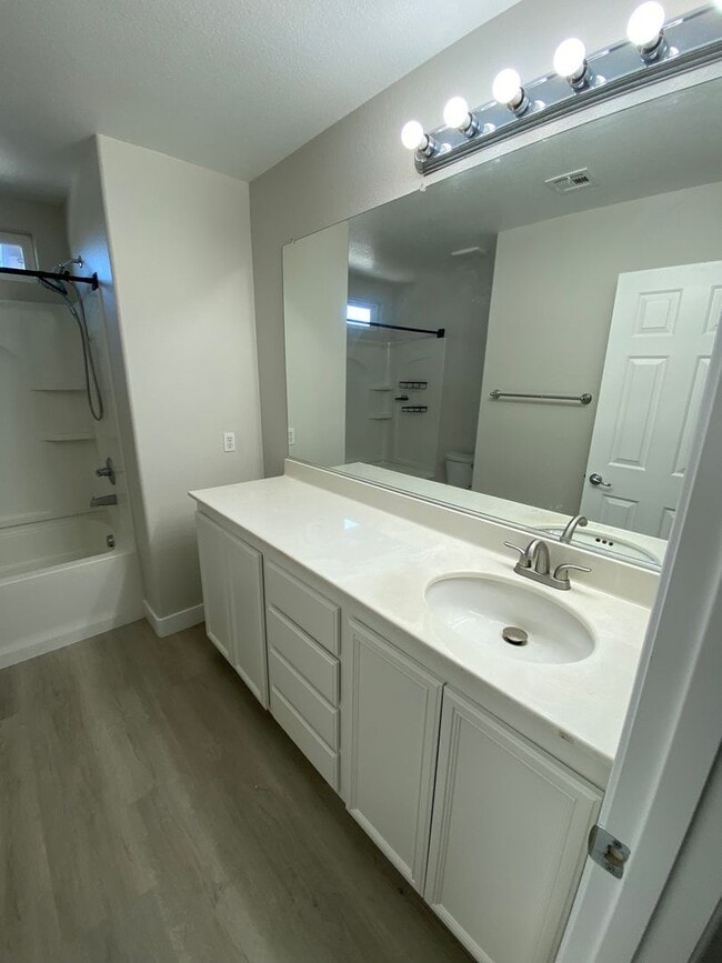 Building Photo - Two Story 3 bed/2.5 bath home in Silverado Ranch area