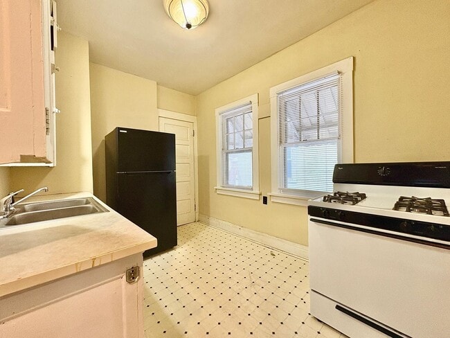 Building Photo - 1212 E Donald St