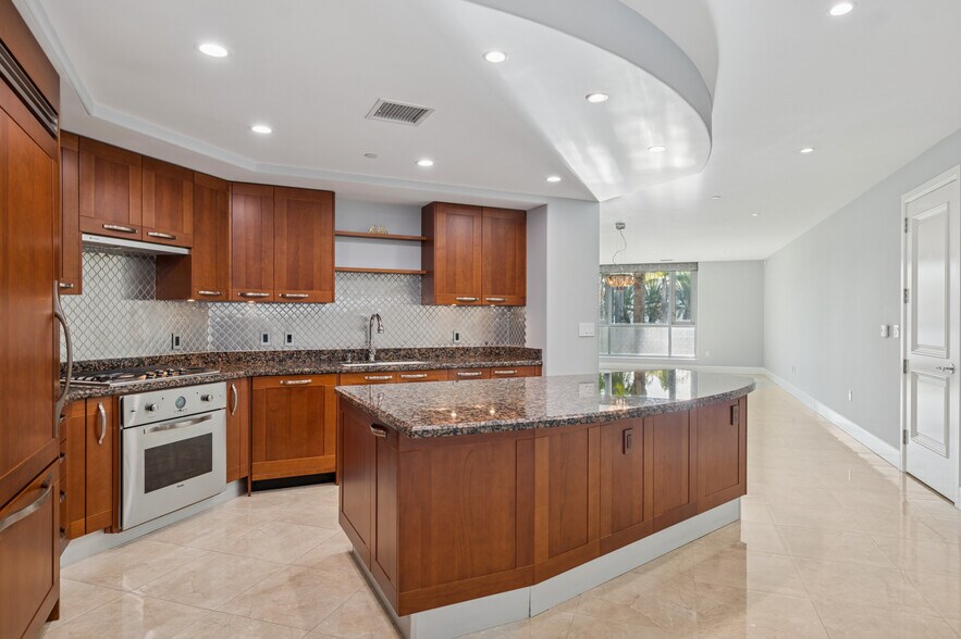 Building Photo - 5047 Scholarship