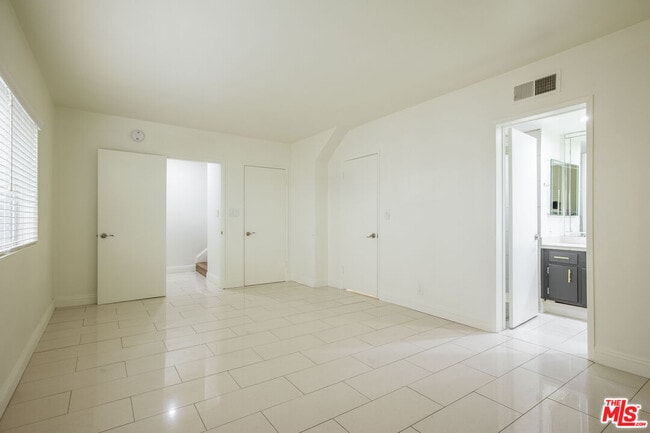 Building Photo - 148 S Reeves Dr
