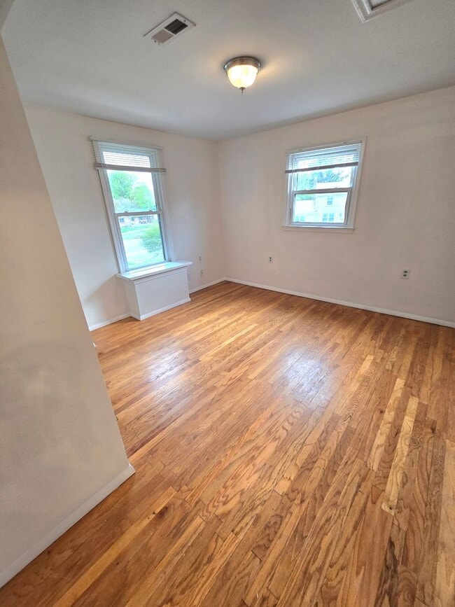 Building Photo - Spacious Five Bedroom