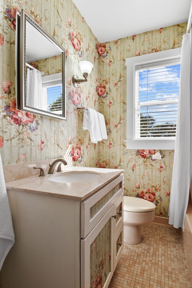 Building Photo - 194 Almeria Rd