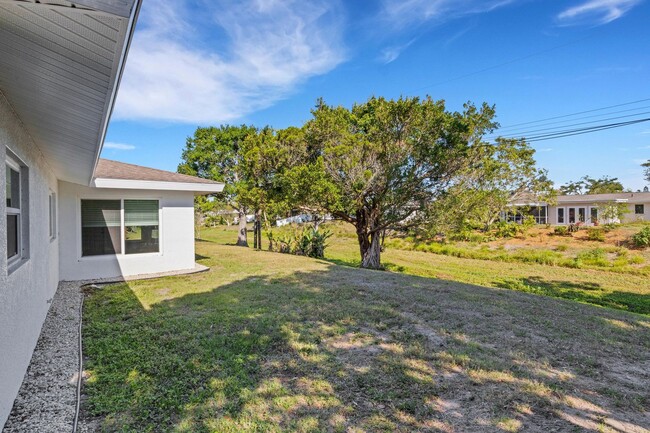 Building Photo - Modern Sarasota 3 Bedroom Home With Separa...