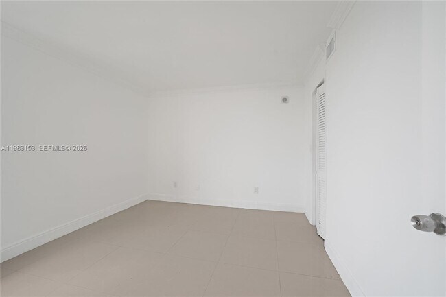 Building Photo - 2000 NE 135th St