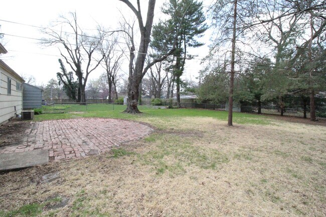 Building Photo - 3 Bedroom 1 Bath Home In Overland Park