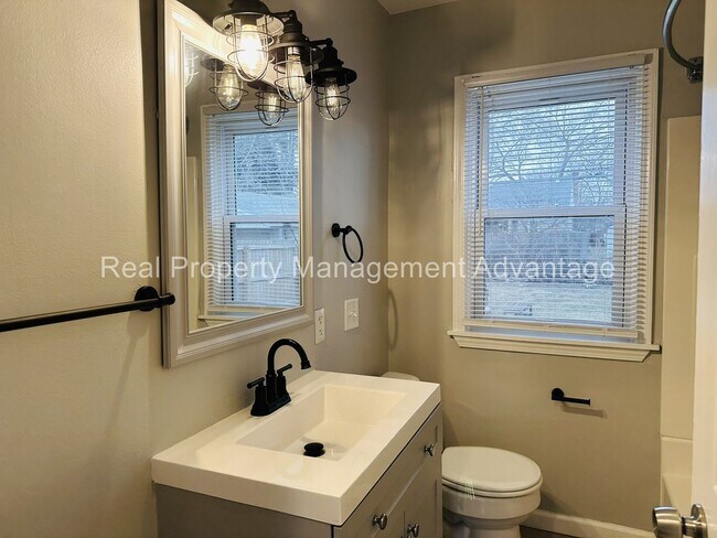 Building Photo - Cute 3-Bedroom Updated Bungalow Minutes from Downtown Ferndale!