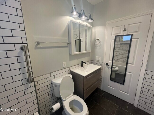 Building Photo - 37 Maiden Ln