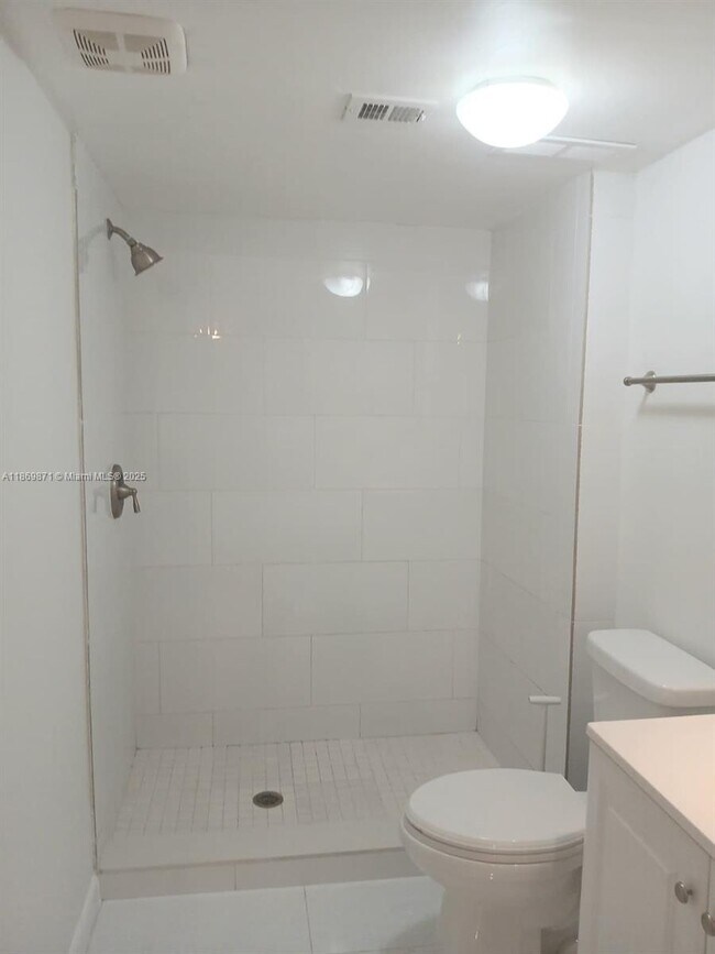 Building Photo - 9999 Summerbreeze Dr