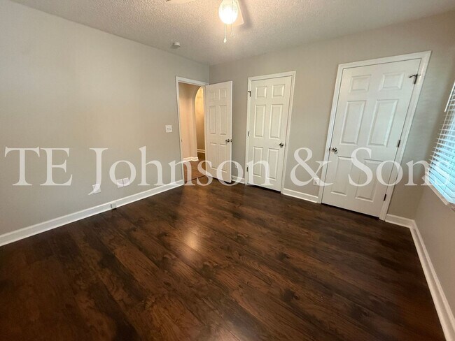 Building Photo - Charming One Level 3 Bedroom Home with Fenced Yard, Garage, and Deck